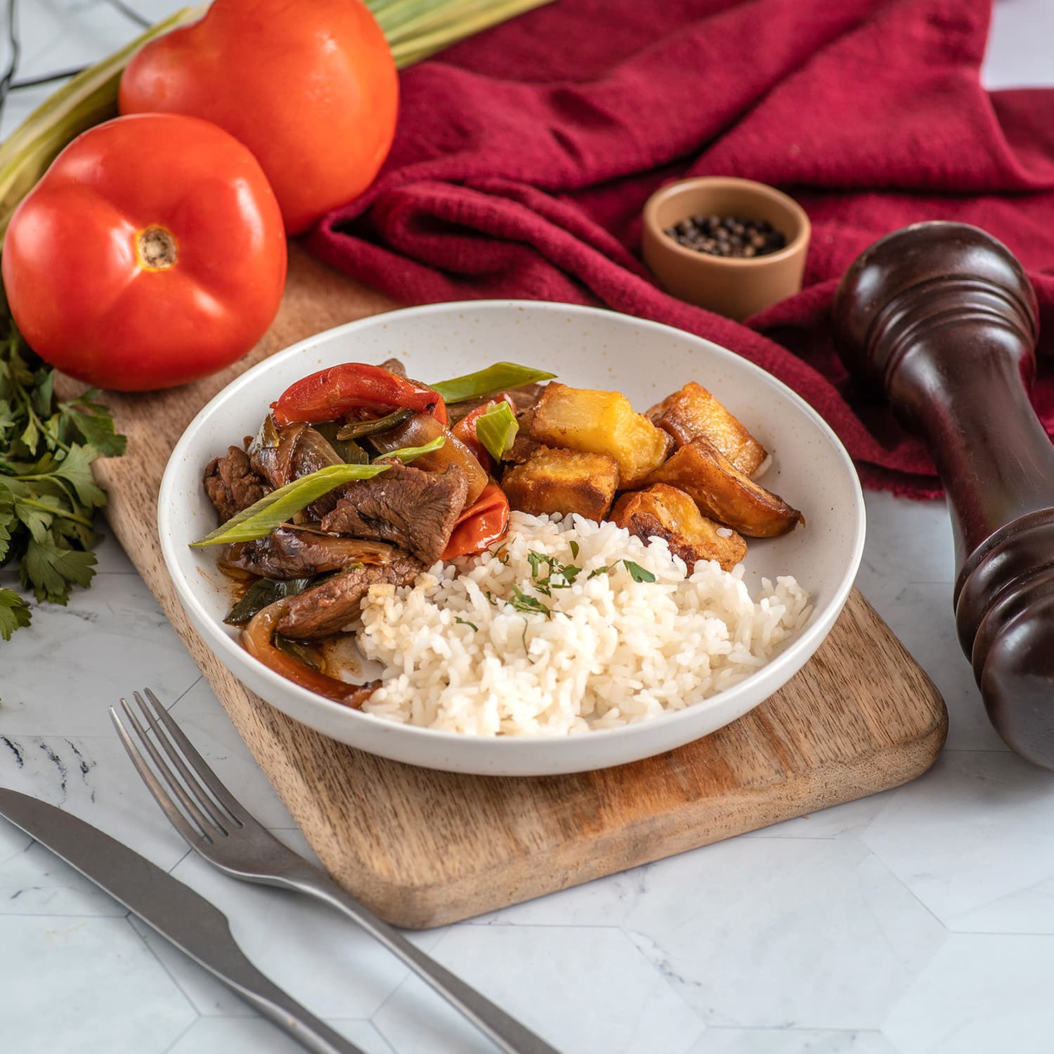 Lomo al Estilo Peruano con Papas Fritas al Horno y Arroz Graneado, 440 g