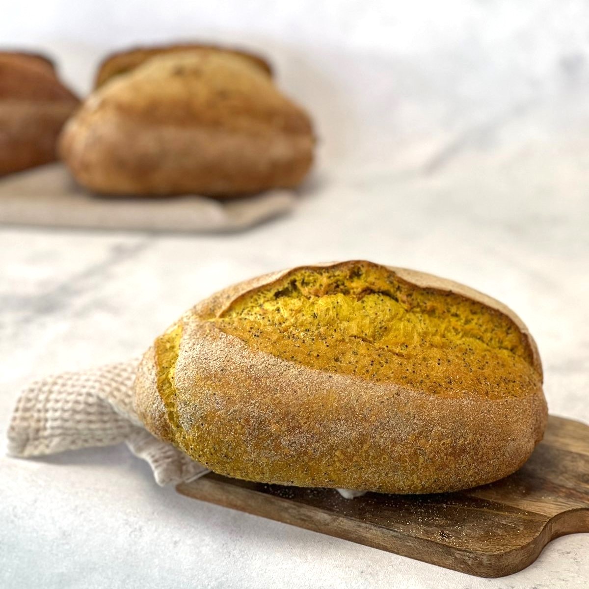 Hogaza Masa Madre Integral Cúrcuma y Amapola, Vegano, 450 grs, Marca Tremus