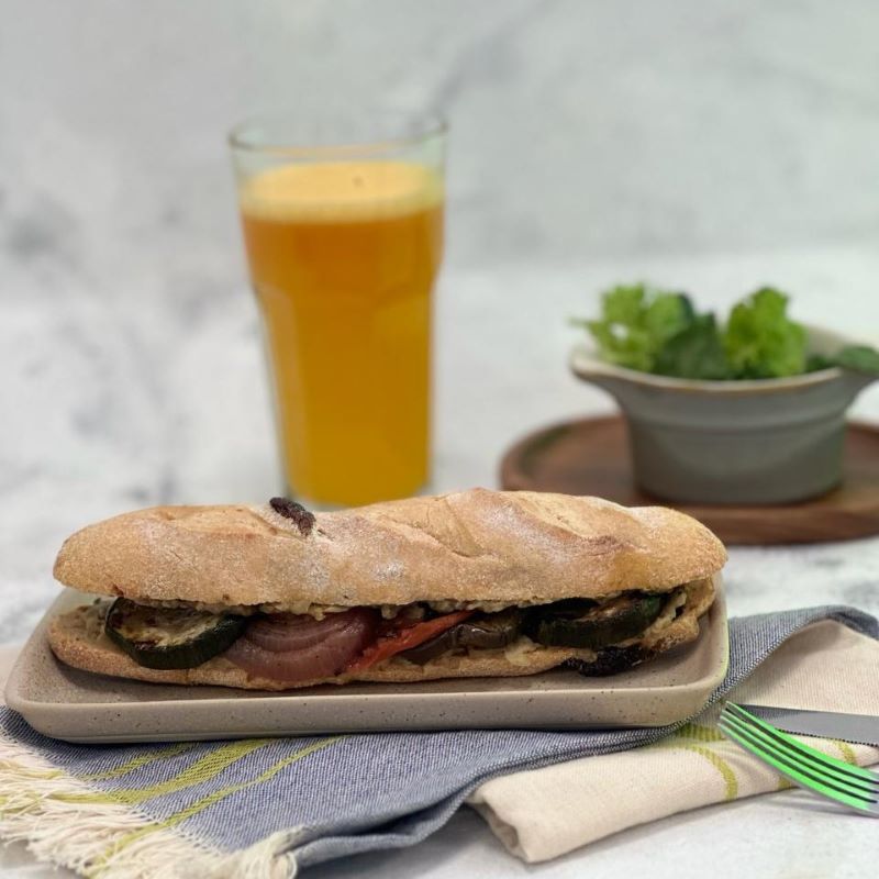 (D) Baguette Masa Madre Tomate con Hummus y Mix de Verduras Asadas Vegano Tremus - Imagen 2